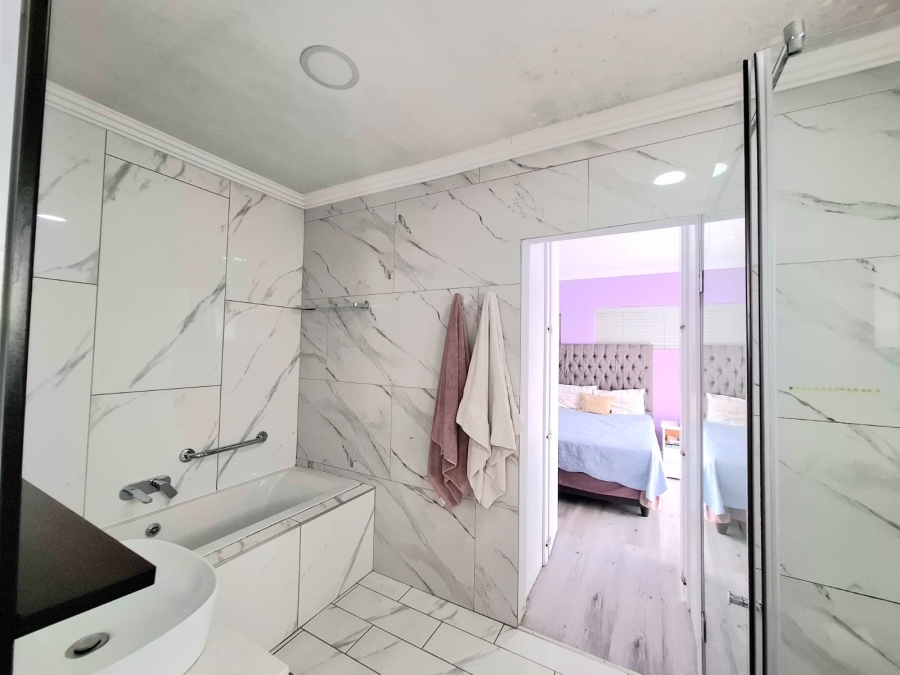 6 Bedroom Property for Sale in Beacon Bay Eastern Cape